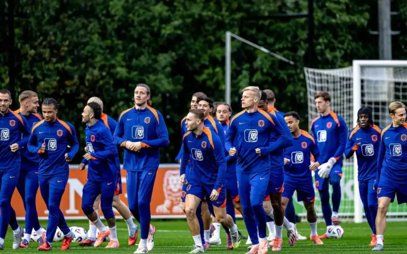 أحد الهولنديين يترك انطباعًا غير مسبوق في إنجلترا: «أفضل لاعب على الإطلاق في النادي»